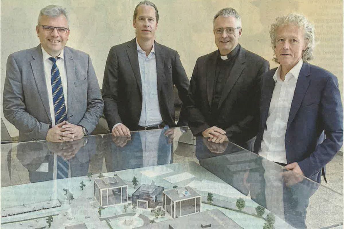 Bürgermeister Dr. Marius Hahn, Marcel Kremer, Generalvikar Wolfgang Rösch und Dr. Andreas König vor einem Gebäudemodell